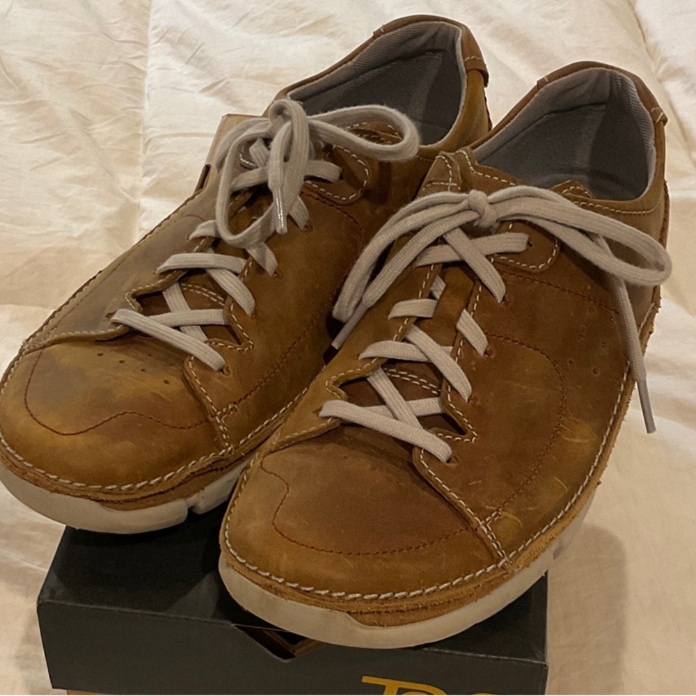 9.5M Clarks Men's Tan Leather Sneakers